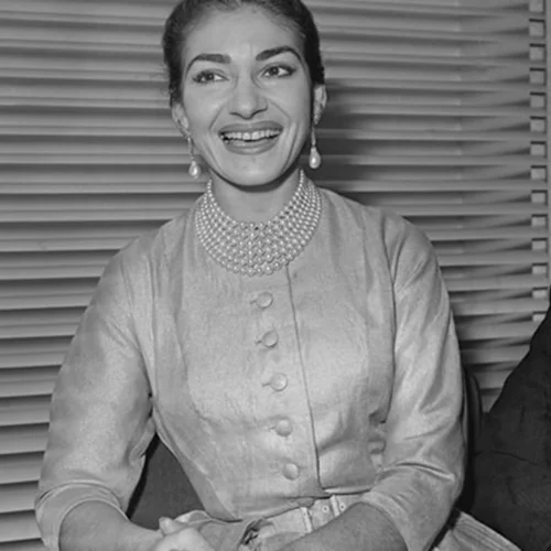 Πριν από 65 χρόνια | Η Μαρία Κάλλας στο Ηρώδειο με midi φόρεμα σε μια all time classic επιλογή