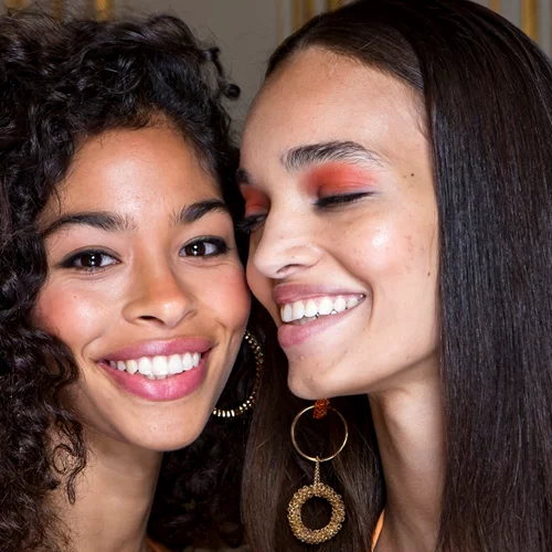 Cinnamon Gold | Το χρώμα μαλλιών που θα λατρέψουν οι μελαχρινές φέτος την άνοιξη