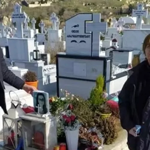 Συγκλονίζουν οι γονείς της Ελένης Τοπαλούδη | Πήγαν τούρτα γενεθλίων στο μνήμα της (Εικόνες)