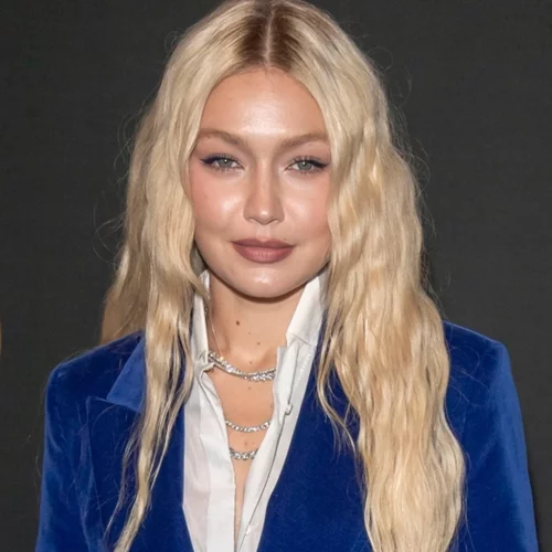 Γιατί το velvet κοστούμι της Gigi Hadid είναι τέλειο για τη βραδινή έξοδό σου