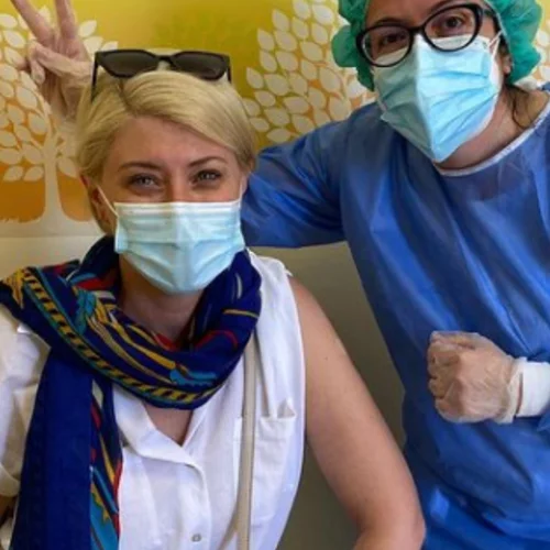 Γενέθλια με "εμβολιασμό" για τη Σία Κοσιώνη | Ο απολογισμός και η ηλικία της