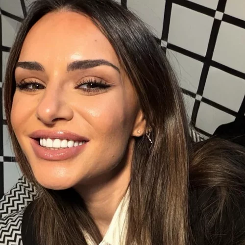 Ελένη Τσολάκη | Η σπάνια φωτογραφία από το 2016 και το γλυκό φιλί στον σύζυγό της, Παύλο Πετρουλάκη