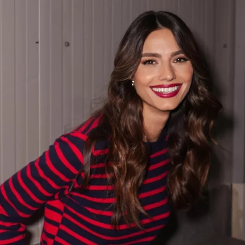 Η Ηλιάνα Παπαγεωργίου φόρεσε την πιο σύγχρονη εκδοχή της αγαπημένης μπλούζας των Γαλλίδων