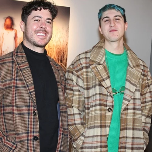 Νικόλας και Μιχαήλ Βαρθακούρης | Μόνο με τα μαγιό τους στην πισίνα στην Πάρο