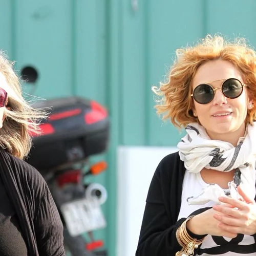 Η Ελεωνόρα Ζουγανέλη σε παραλία της Μυκόνου