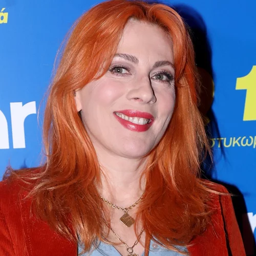 Μία καλλονή | Η Σμαράγδα Καρύδη ηλιοκαμένη με φλοράλ εφαρμοστό φόρεμα πριν 16 ολόκληρα χρόνια