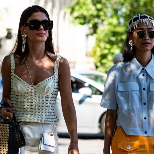 Στις καλοκαιρινές εκπτώσεις αξίζει να επενδύσεις σε αυτά τα ρούχα και τα αξεσουάρ