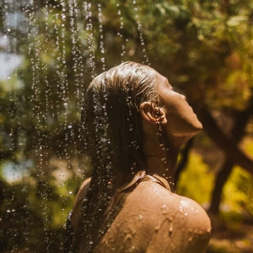 6 οικονομικά αφρόλουτρα με τροπικά αρώματα καλοκαιριού