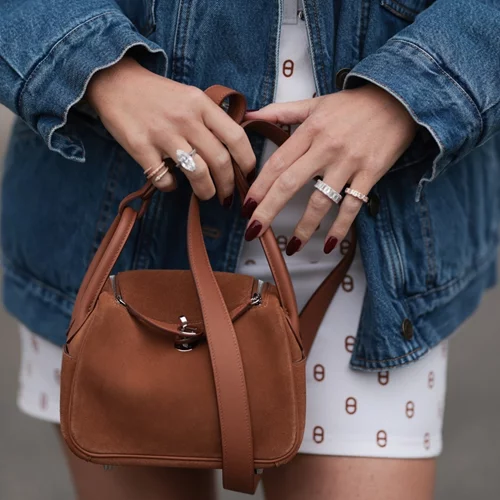 Οι σοκολατί σουέτ τσάντες που θα αναβαθμίσουν τα φθινοπωρινά σου outfits