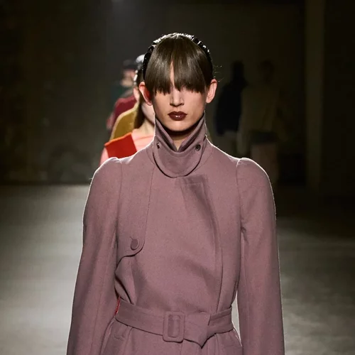 Οι XXL αφέλειες είναι τάση | Τις είδαμε και στην Εβδομάδα Μόδας του Παρισιού