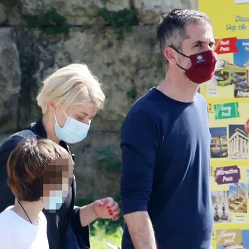 Μπακογιάννης - Κοσιώνη | Οικογενειακή βόλτα με casual look στον Εθνικό Κήπο [εικόνες]