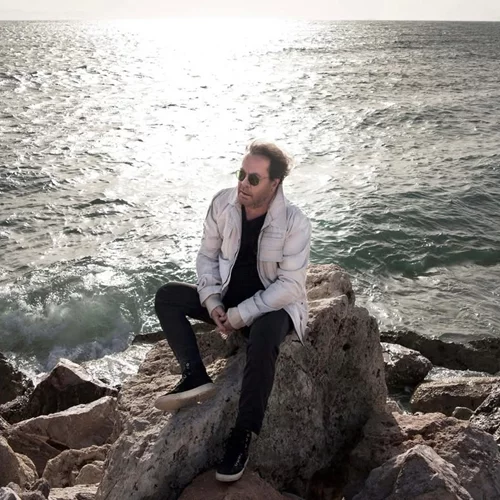 Γιάννης Πάριος | Η σπάνια φωτογραφία με τις εγγονές και τη σύντροφό του