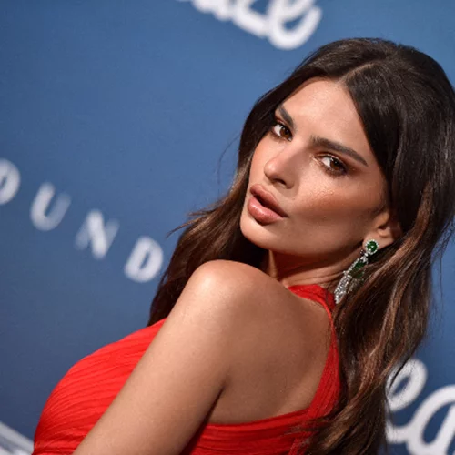 3 λόγοι που αξίζει να υιοθετήσεις το date look της Emily Ratajkowski