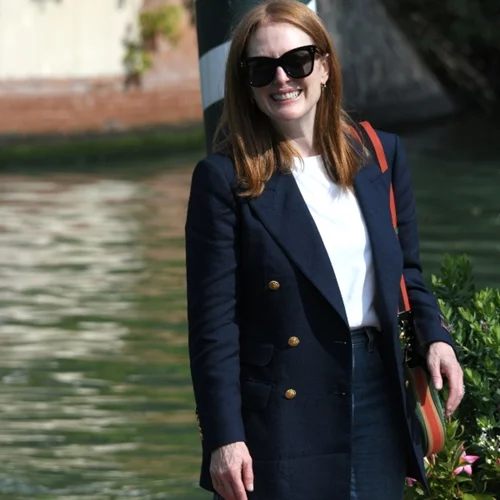 Η εμφάνιση της Julianne Moore στη Βενετία ήταν η επιτομή της ανεπιτήδευτης κομψότητας