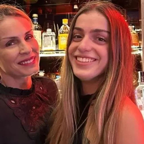 Με μίνι φόρεμα η Μαριτίνα Νικοπολίδη | Εντυπωσιακή εμφάνιση για την κόρη του Αντώνη Νικοπολίδη και της Βάσως Στασινού