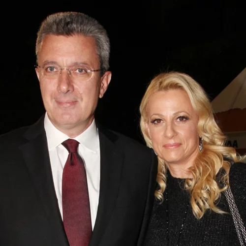 Νίκος Χατζηνικολάου - Κρίστη Τσολακάκη | Το τρυφερό φιλί δίπλα στο χριστουγεννιάτικο δέντρο