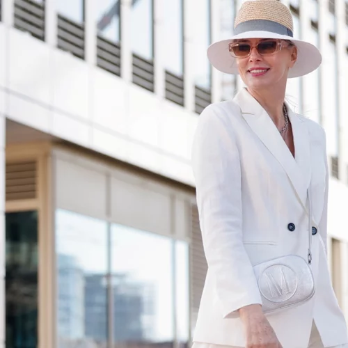 Καλοκαίρι 2025 | Τα χρώματα που επιλέγουν στο ντύσιμό τους οι κομψές γυναίκες άνω των 50