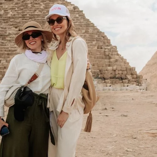 Σταματίνα Τσιμτσιλή, Κατερίνα Καινούργιου, Αθηνά Οικονομάκου | Όλα τα looks τους από το ταξίδι στο Κάιρο για τα γενέθλια της Μαριέττας Χρουσαλά