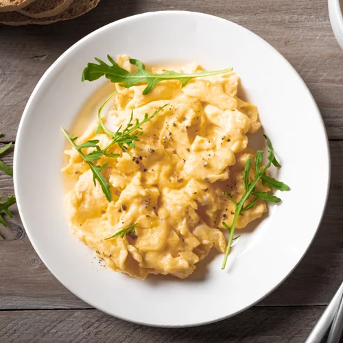 Scrambled eggs στον φούρνο με φέτα: Η νέα viral συνταγή που θα λατρέψεις