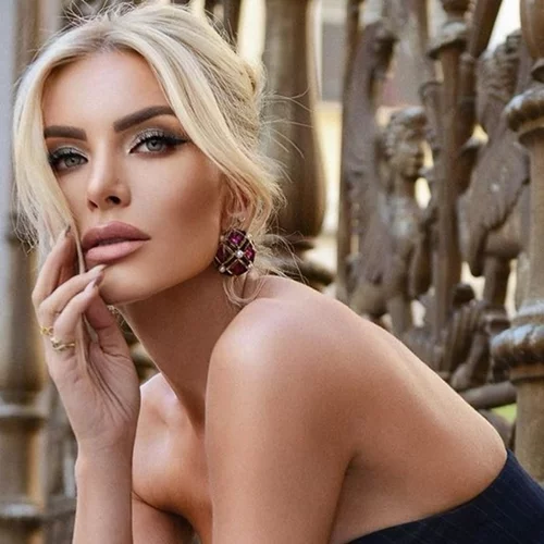 High ponytail | H Κατερίνα Καινούργιου προτείνει μια έξυπνη ιδέα για να αναβαθμίσεις το πιο κλασικό χτένισμα