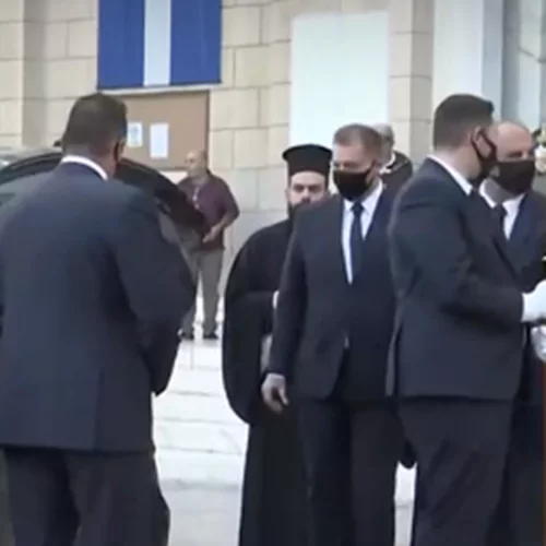 Φώφη Γεννηματά: Η στιγμή που φτάνει στο παρεκκλήσι της Μητρόπολης η σορός της - Με τρεις σημαίες το φέρετρο