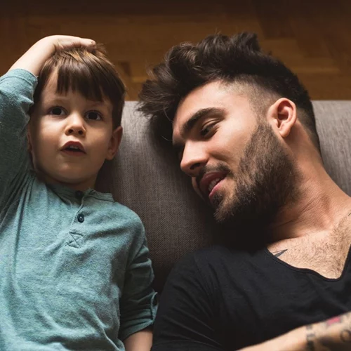 Ένας μπαμπάς μαθαίνει στον γιο του πώς να διαχειρίζεται τον θυμό του | To βίντεο που μας συγκίνησε