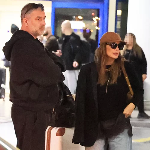 Δέσποινα Βανδή | Με εκδρομικό look στο αεροδρόμιο μετά το ταξίδι στη Ρώμη με τον Βασίλη Μπισμπίκη