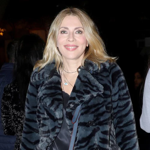 Flashback | Η μικρούλα Σμαράγδα Καρύδη στην αγκαλιά της Τζένης Καρέζη