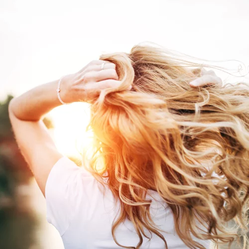 6 multitasking προϊόντα για τα μαλλιά που θα σου λύσουν τα χέρια