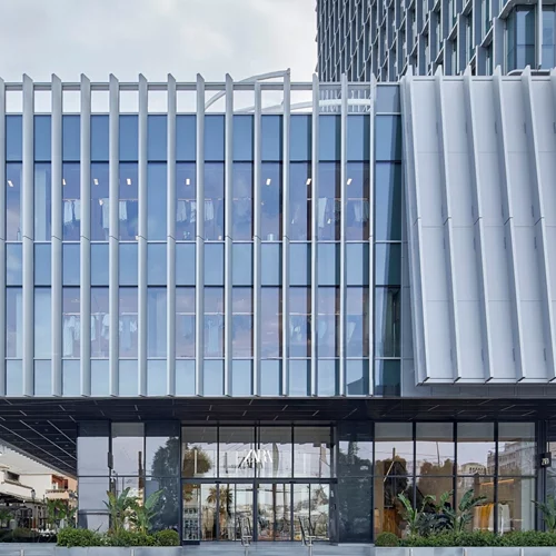 Οι λόγοι που θα σε πείσουν να επισκεφθείς το νέο υπερσύγχρονο κατάστημα της Zara στον Πύργο του Πειραιά