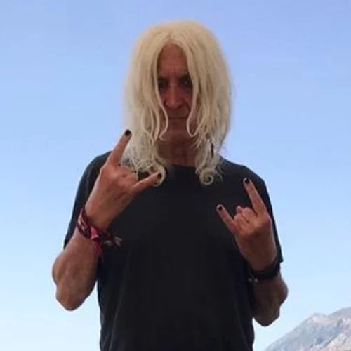 Νίκος Καρβέλας | Σπάνια φωτογραφία με τα ρούχα της κόρης του