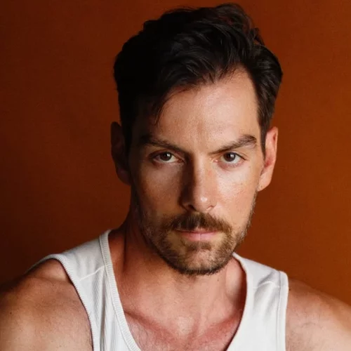 "Οικογενειακή" έξοδος στο θέατρο για τον Γιάννη Κουκουράκη