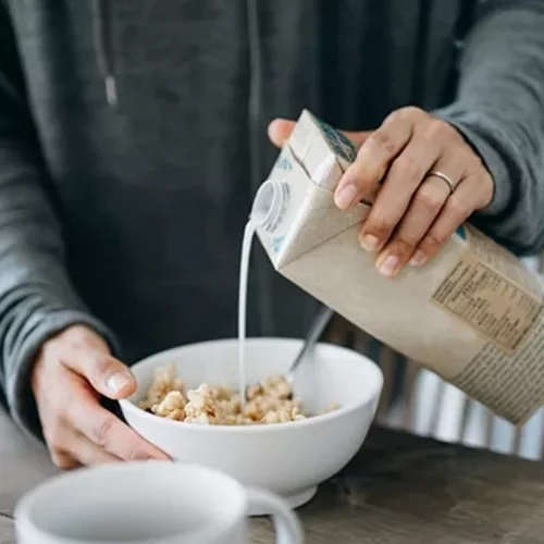 5 λάθη που κάνεις με το φυτικό γάλα που πίνεις