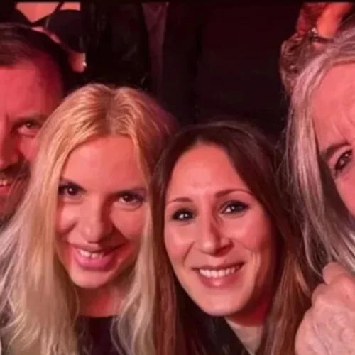 Νίκος Καρβέλας | Διασκέδασε στην Άννα Βίσση με τη Έλενα Φερεντίνου και την Αννίτα Πάνια