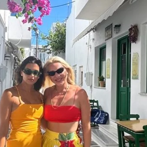 Σταματίνα Τσιμτσιλή | Η αρχισυντάκτριά της, Μαίρη Παλιαλέξη, φτιάχνει κέικ βανίλια για τη νέα σεζόν