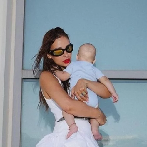 Η Ελένη Φουρέιρα σε σπάνιο στιγμιότυπο με τον Ερμή | "Έλιωσε" με το δώρο του Μποτία jr