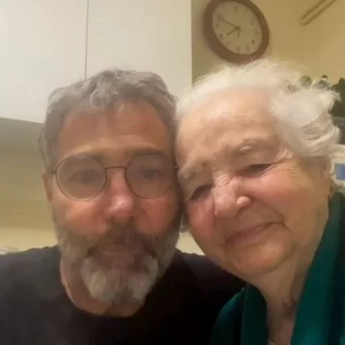 Θοδωρής Αθερίδης | Ρίγη συγκίνησης προκαλεί το βίντεο του - Έφυγε από τη ζωή η μητέρα του