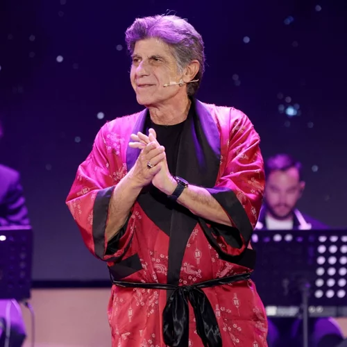 Ο Γιάννης Μπέζος πάει κόντρα στην ύπουλη επέλαση του παρελθόντος. Και αυτό τον κάνει τόσο ξεχωριστό