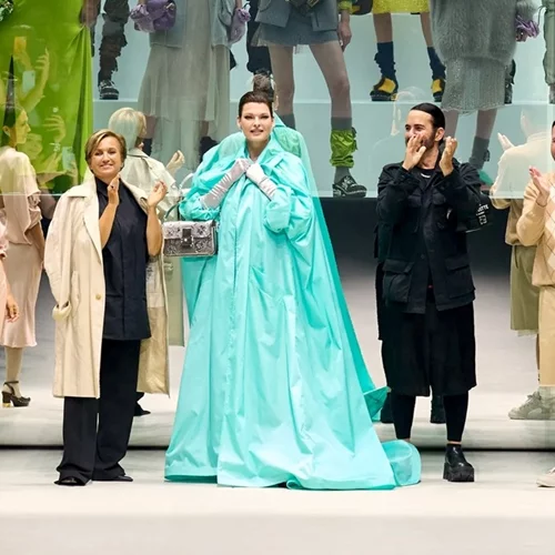 H πανηγυρική επιστροφή της Linda Evangelista στην Εβδομάδα Μόδας της Νέας Υόρκης