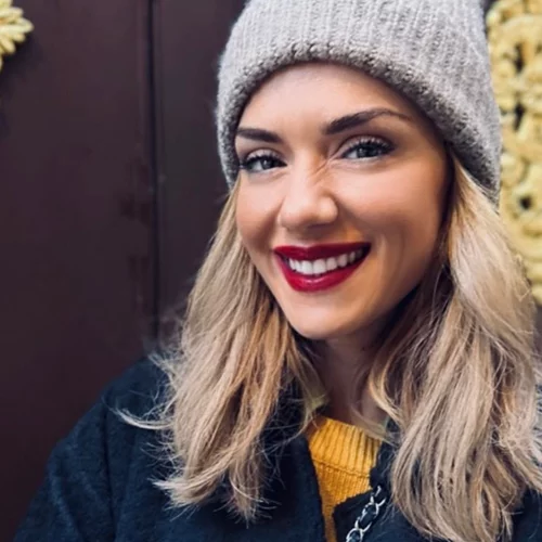 Η Βάσω Λασκαράκη στο Λονδίνο | Πώς αναβάθμισε το άνετο και κομψό travel look της