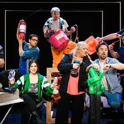 "Όλα… λάθος" | Η ελληνική εκδοχή του "The play that goes wrong" βγάζει πολύ γέλιο