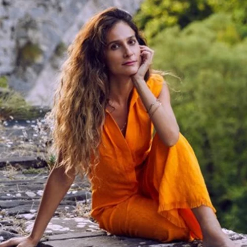 Η Μαρίνα Καλογήρου ποζάρει ολόγυμνη κρατώντας στην αγκαλιά της τον μονάκριβο γιο της