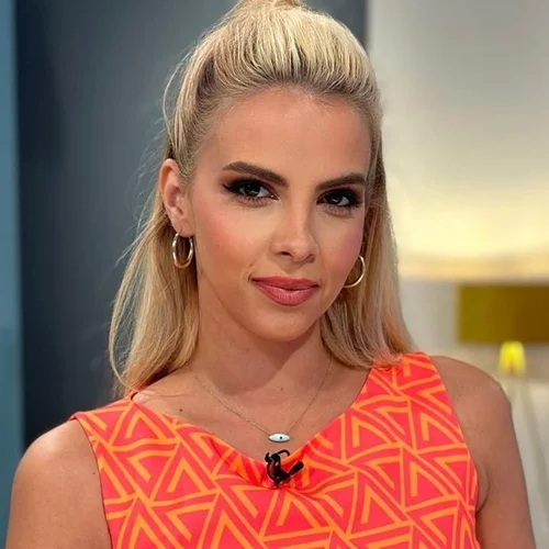 Η Τζένη Μελιτά με το εμπριμέ φόρεμα που θα βάλεις στο επόμενο βραδινό κάλεσμά σου