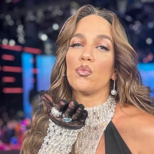 "Είμαστε εδώ για τα σχόλια" | Η Κατερίνα Στικούδη ένα μήνα μετά τη γέννα, επέστρεψε στο πλατό του "J2us" φορώντας το πιο σέξι μαύρο φόρεμα