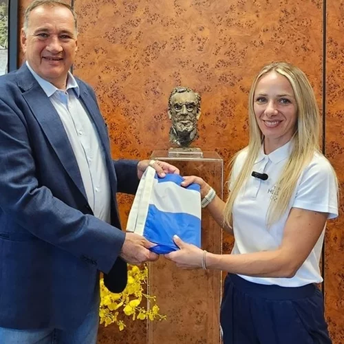 Παρίσι 2024: Ο Σπύρος Καπράλος παρέδωσε την ελληνική σημαία στη σημαιοφόρο Αντιγόνη Ντρισμπιώτη- "Είναι τεράστια η τιμή"