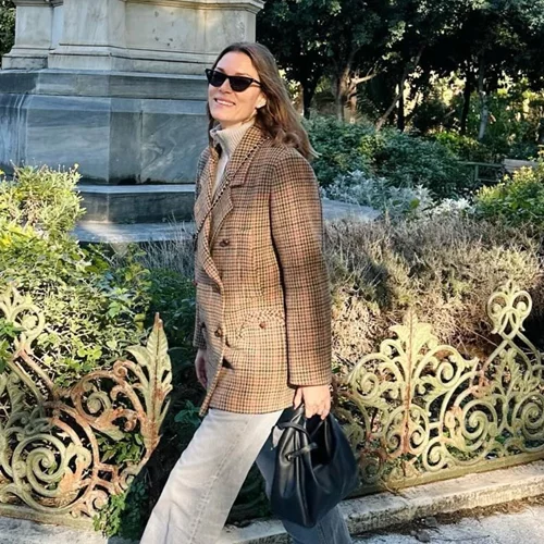 Η Βίκυ Καγιά φόρεσε το ανοιξιάτικο παντελόνι που κολακεύει όλες τις σιλουέτες