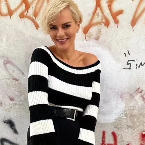 Έλενα Χριστοπούλου | Συνδύασε το midi floral φόρεμά της με τις μπότες που πρέπει οπωσδήποτε να έχεις στη συλλογή σου