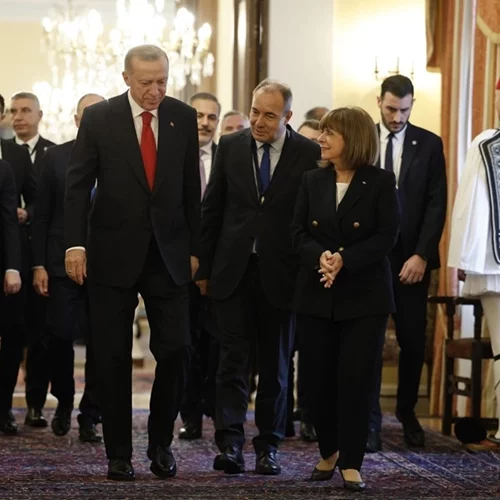 Τα δώρα του Ερντογάν: Το βάζο στη Σακελλαροπούλου, η μαρμάρινη πιατέλα της Προέδρου και τα βιβλία [εικόνες]