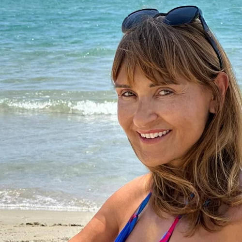 Η Μάρα Ζαχαρέα δεν θέλει να τελειώσει το καλοκαίρι | Κάθεται σε μία καρέκλα μέσα στη θάλασσα και μας εύχεται ¨Καλό μήνα"