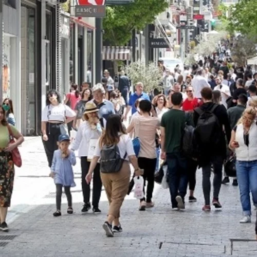 Eυρωβαρόμετρο | Οι Έλληνες επιλέγουν την τηλεόραση για την ενημέρωσή τους